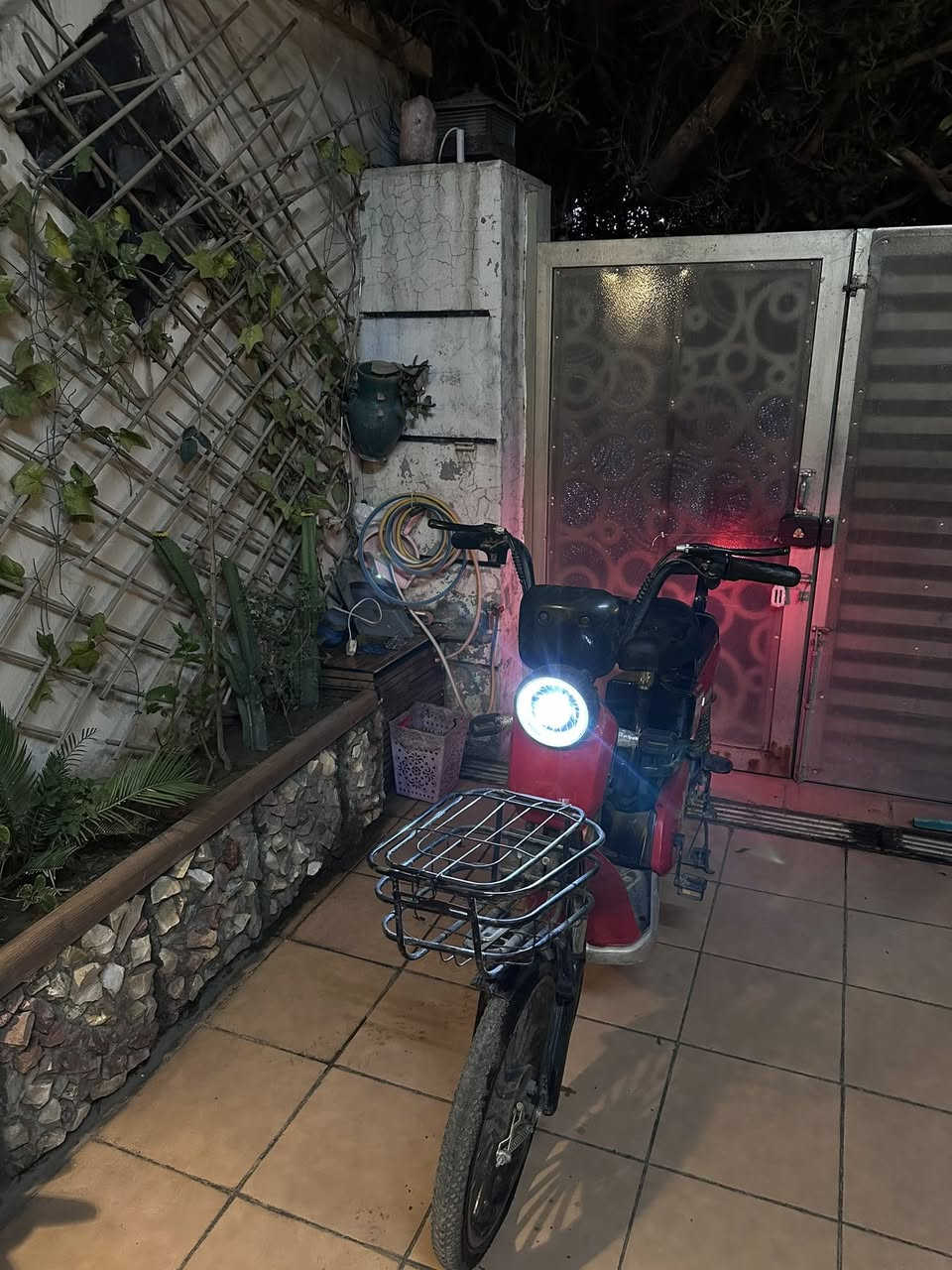 سلام عليكم دراجه شحن للبيع الدراجه كلشي مابيها وعلى حطتها اي نقص مابيها الشاحنه مالتها موجوده كلشي موجود معروضه 
400 وبيها مجال ولحد يكسر بلسعر فدوه اروحلكم مكاني بغداد *********** و٣ نمر الدراجه وسرعتها الحد الاقصى 40 موديل 2025
