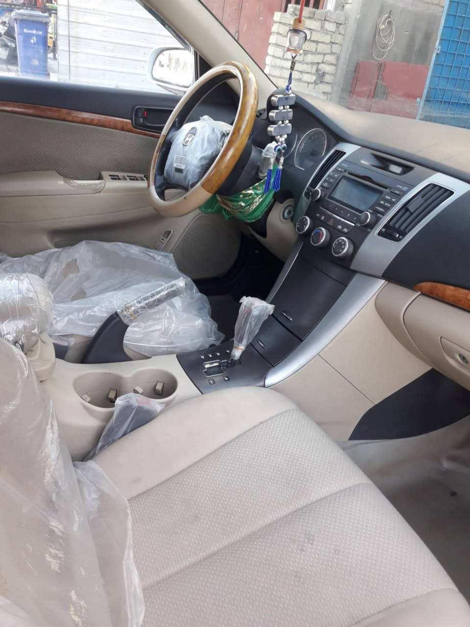 سلام عليكم سوناتا موديل 2009  خليجي مكينة 2000 سيارة نضيفة خير من الله صدرها خمسين بالمية مكان الشعب الزراعي قرب سوق 4000 رقم الهاتف *********** السعر 115وبيهة مجال قليل واني خادم للطيبين
