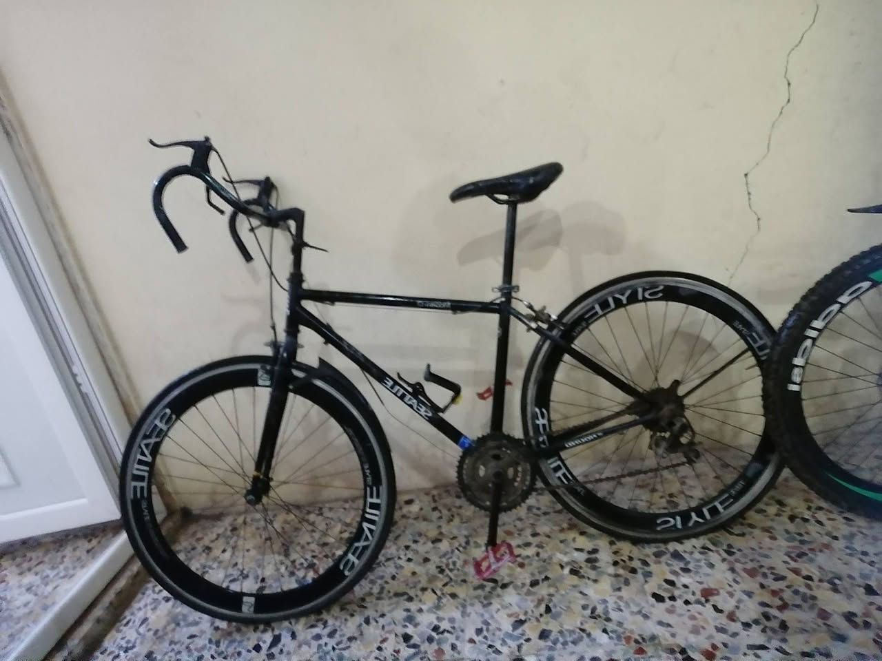 بايسكلات عدد ثنين واحد جبلي عوزه فقط عكرب والثاني مال سباق نوع رود عوزه فقط جوابه باسلات حلوه أو نظيفه 
مكاني حي النداء شارع مجمع بيتي السعر ١٣٠ ثنينهن


**إذا كنت صاحب هذا الإعلان وتريد حذفه لأي سبب، رجاءا أرسل رسالة إلى الدعم الفني**