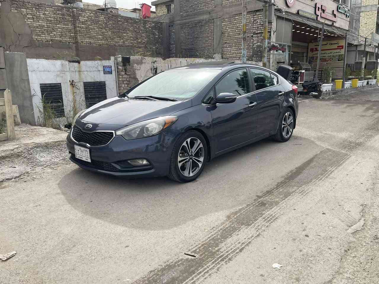 السلام عليكم كيا فورتي2015 EXلمتد اعلى فئه حادثهه بارد فقط بيهه صبغ دوسه بلعراق  السياره ليبل واحد.
المواصفات 
أناره ترحيب عند الاقتراب
بصمه تشغيل وابواب
سلايد رووف
مثبت استيرن عند السرعه
تدفىئه استيرن
كشن السايق كهربائي وخزن ميموري 
كشن السايق تدفئه تبريد وبقيه المقاعد تدفئه
لد امامي وعليهه منظومه زينون 
مري الجانبيه شفط 
المرايه الوسطيه معتمه بيهه منظومه غاز 
منظمه غاز بيهه
سنويه لل٢٨مساقطه
محرك 2000GDi
السعر ١٢٨$
اتصال ***********
مااتعامل بلتليفون تعال شوفهه ياله ورقم الشاصي من ضمن الصور الي يريد يطلع حادثهه

