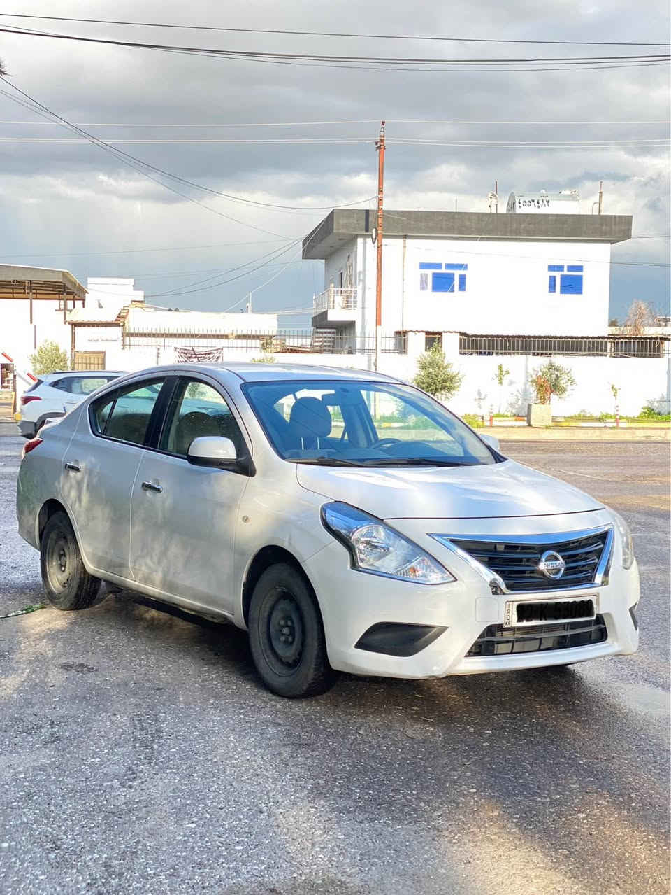 نيسان سه نيي مؤديل 2020سپي به فري بي سبوخ جه مپيكي زؤر زؤر خه فيفي پشتي هه يه له گه ل نه رمه ته زره ك سياره كه زؤر جوانو پاك ماوه ته وه به ناوي خؤمه گيرو مه كينه و ته قه و ره قه ي به شه رت 100هه زار Km رؤشتوه سعر 99وه ره قه كه ميك مه جالي تيدايه بؤ زانياري زياتر پيوه ندي بكه به ...*********** أربيل, العراق
