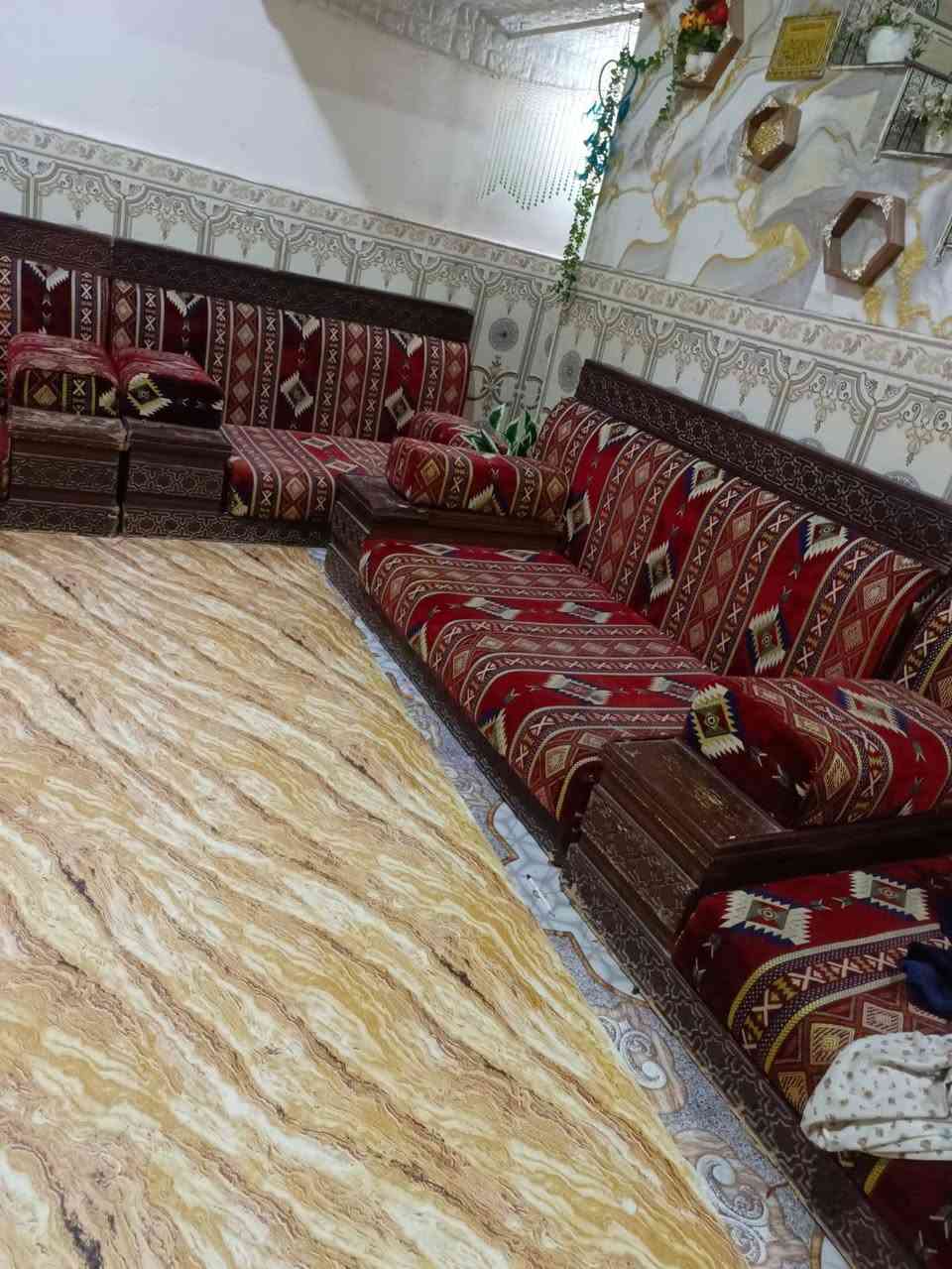 السلام عليكم 
عندي ديوان كويتي قوي نضيف 7 قطع مع طاوله كبيره للبيع السعر ٢٧٥ وعندي جهاز جري للبيع نضيف كلش استخدام مرتين للبيع السعر ٢٥٠ يحمل اوزان ثقيله الأستفسار الاتصال على الرقم ***********
