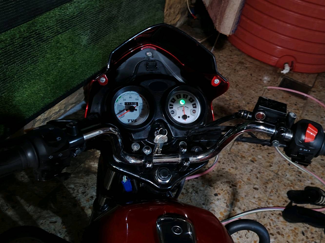 السلام عليكم شباب دراجه tvs كلاسك موديل 2023 طالعه ب 2025 بشهر الخامس الدراجه نظيفه بحاله الوكاله صارله 5 أشهر بالشارع الدراجه حيل نظيفه أكثر من ما تتوقع مهتم بيه حيل غسل يوميه تبديل دهن كل ١٠ ايام دهن لكوموني الدراجه رقم و سنويه بصره لوحات بالبيت ما شادهن بأسمي تحويل ثاني يوم. سعر الدراجه ملونين و سبعميه 2700 الدراجه لأن احتاجيت راح ابيعه لحد يكسر بسعره يرحم والديكم ***********
