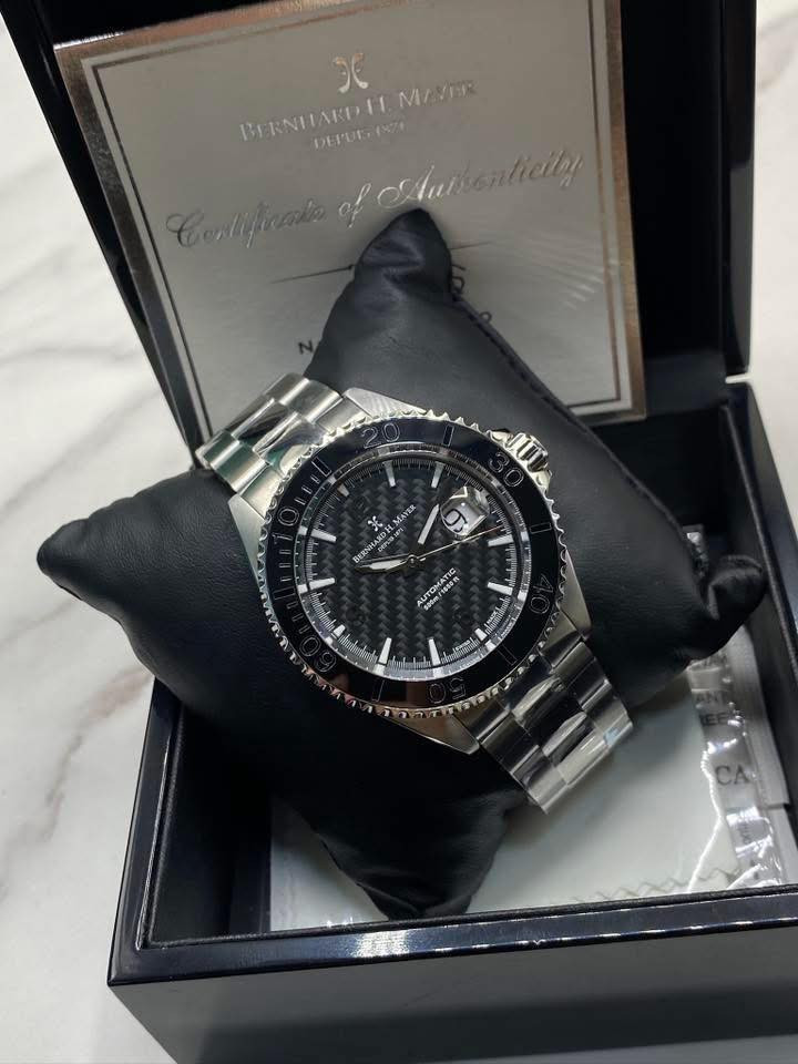 Bernhard H. Mayer 

 Limited Edition 4999

وكالة كامل المرفقات جديد غير مستخدم 

قطر 45 

اوتوماتيك 

25 حجر كريم 

مقاوم للماء 500 متر 

ماكنه كشف 

لومينوس 

زجاج كرستال ياقوتي 

توجد خدمة توصيل 

***********
