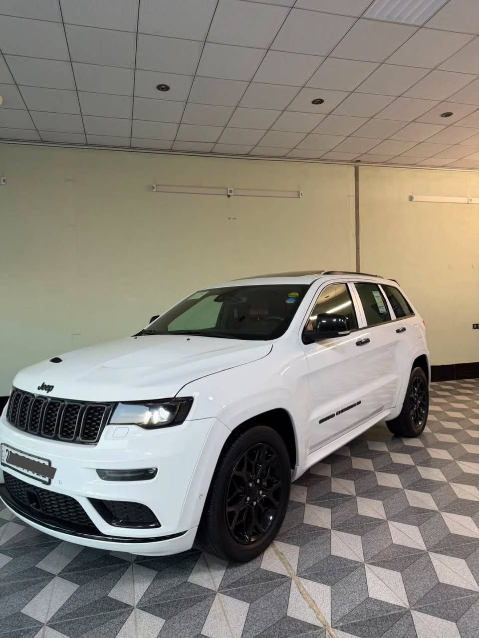 Jeep S harlem2022
السلام عليكم جيب S ٢٠٢٢ وكالة هارلم 
السياره فول مواصفات للاخير رادارات اماميه و خلفيه 
داخل احمر تعرفون مواصفات ال S السياره ماشيه 55 الف رقم اربيل تحويل ثاني السياره بيها صبغ بلبنيد يم العلامه مال جيب تقريبا شبرين حته البنيد ممفتوحه براغيه السياره جديده بدون اي مصرف السعر 325 ورقه و ماتوقع اكو هيج سعر وبهاي النظافه 
العنوان ديالى بعقوبة *********** واتس او اتصال
