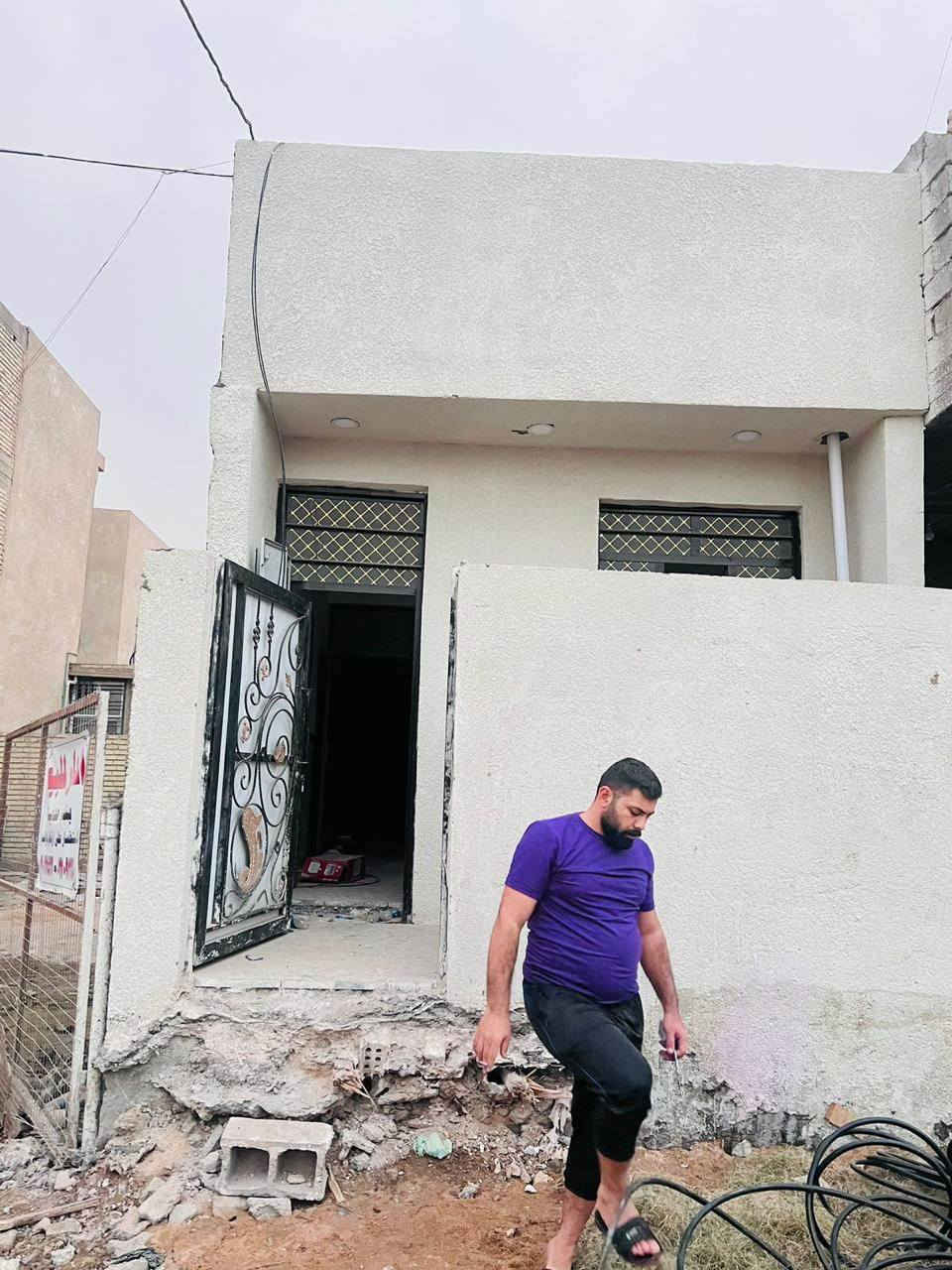 بيت للبيع في كميرة شارع المشروع خلف حيدر زيونة سند٢٥
مساحه البيت ٦٠ متر واجه ٤  
 محتويات البيت  
طرمه +استقبال + صحيات +منور + غرفه نوم +حولي مطبخ

 قريب على الشارع  

جاهز للسكن السعر ٤٥مليون
مناسب اتصال ***********
