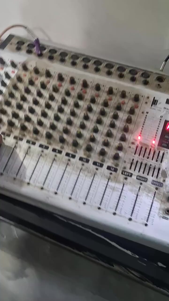 سلام وعليكم ٣ مكاسر اللبيع ابو جنطه ايطالي اصلي اتلاثتهن ممصلحات سعر ٧٠٠مكاني بغداد ***********
