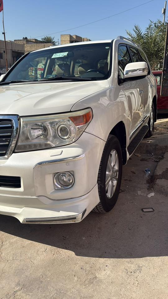 السلام عليكم 
لاندكروز ٢٠١٢ 
مال جناي. ماشيه ١٧٤ الف حقيقي 
فقط بارد بل جاملق الامامي جهة السايق 

بغداد عنوانها 
***********
