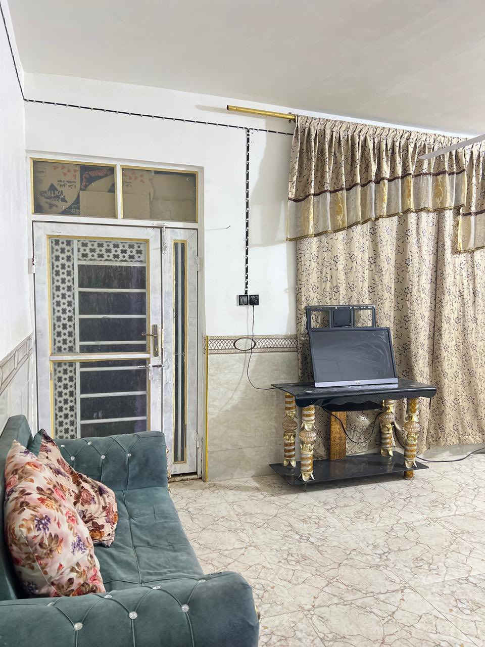 السلام عليكم بسبب الوعود الكاذبه اعيد النشر دار زراعي في السهله مقابيل مستشفى الفرات وبيت عدنان الزرفي قريب كلش على صاحب الزمان 170 متر بناء قديم فقط المطبخ والاستقبال مرمييهن ابيعلك عرصه مقابيله ساحه ب60 وبي مجال  غرفتين وصاله وستقبال ومطبخ حمامات 2 منوورعدد 2…..
غير متواجد بلفيس للاستفسار  ‭ ‭0782 966 3374‬
