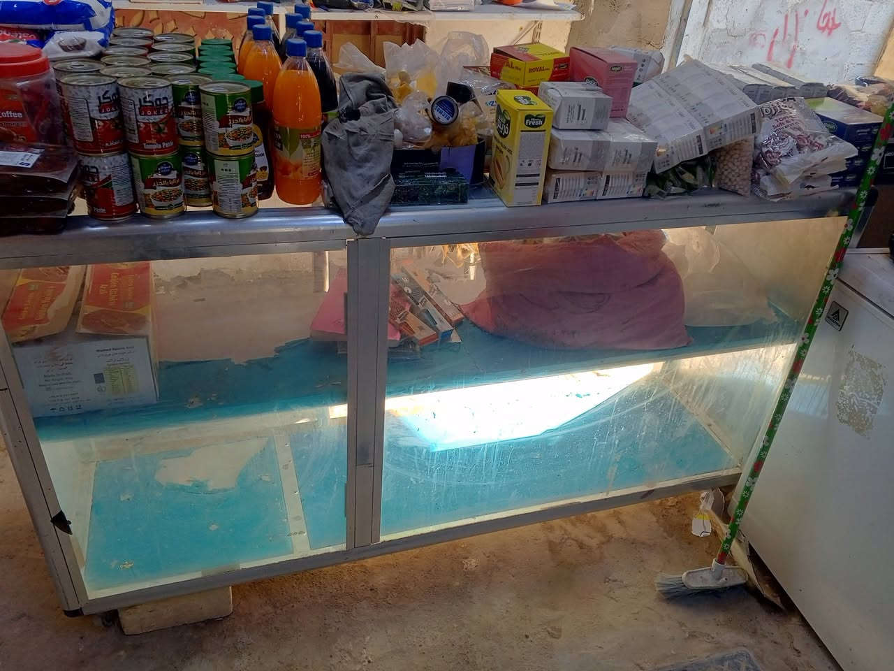 سلام عليكم مجمده للبيع شرط شغل سعر 400 وبيه مجال وميز جام خانه سعر 100 وبي مجال وعارضات عدد2 سعر 500 وبيهن مجال وشراي يتصل *********** أو يجي خاص
