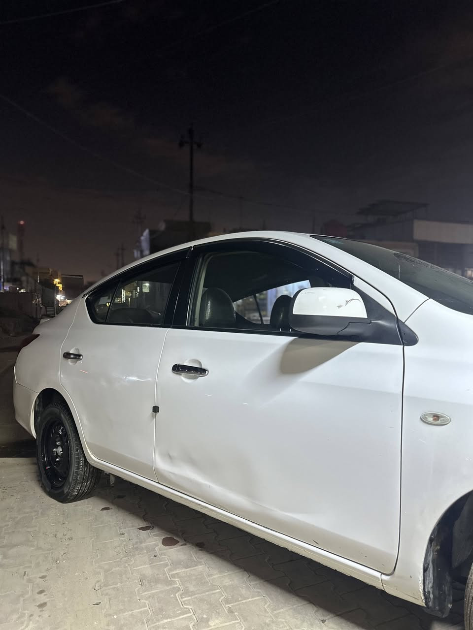 السلام عليكم ، ارجو قراءة المنشور بالكامل 🙏🏻
راح اذكر تفاصيل السيارة كلها اقرة المنشور وراها اتصل وتدلل وتشلع عيوني ♥️
-
نيسان صني هندي بليتة زركة
موديل ٢٠١٩ مواصفات عادية
جام امامي كهرباء والخلفي جوبي
تحكم ستيرن
تحكم مري كهرباء
رقم بغداد الجديد تحويل مباشر ثاني يوم
السيارة قبل شهر ونص تقريباً رتبتها :
♦️ كشنات السيارة مغلفة بلاستك جديد
♦️ ارضية السيارة مغلفة ببطانة فوك البلادية
♦️ شاشة مع كفر التبريد كامل وكاميرا خلفية
♦️ راديتر تبريد جديد اصلي وتنظيف دكتات التبريد يعني من يجي الصيف ما يحتاجلك اي صيانة
♦️ درايم شفتات جدد اصليات مو تجاريات
♦️ تخم تايرات وويالة جدد 
وقبل اسبوع شديتلها باتري اينديگو اصلي جديد وبلكات وفيت بم اصليات
-
نواقص السيارة :
- بيها تنقيص دهن وخربطة بالمكينة ورحت فحصتها كلولي مكينتها دتكوم فاذا تريد تجفت او تريد تبدلها بكل الأحوال اساعدك بمصاريفها واوجبك بيها وادزك على فيتر مضبوط اذا ما عندك فيتر واني حاضر ..
السيارة بيها نص الباب الخلف السائق صبغ فقط وما بيها اي صبغ ثاني غيرها .. 
وبيها طخات بارد واضحات ما مصلحهن لأن ما مبينات وحتى المشتري ما يشوفها بالسونار قطعة كاملة
-
مكان السيارة بغداد الدورة ابودشير
شوف السيارة وتفاصيلها واتصل وتشلع عيوني
***********
