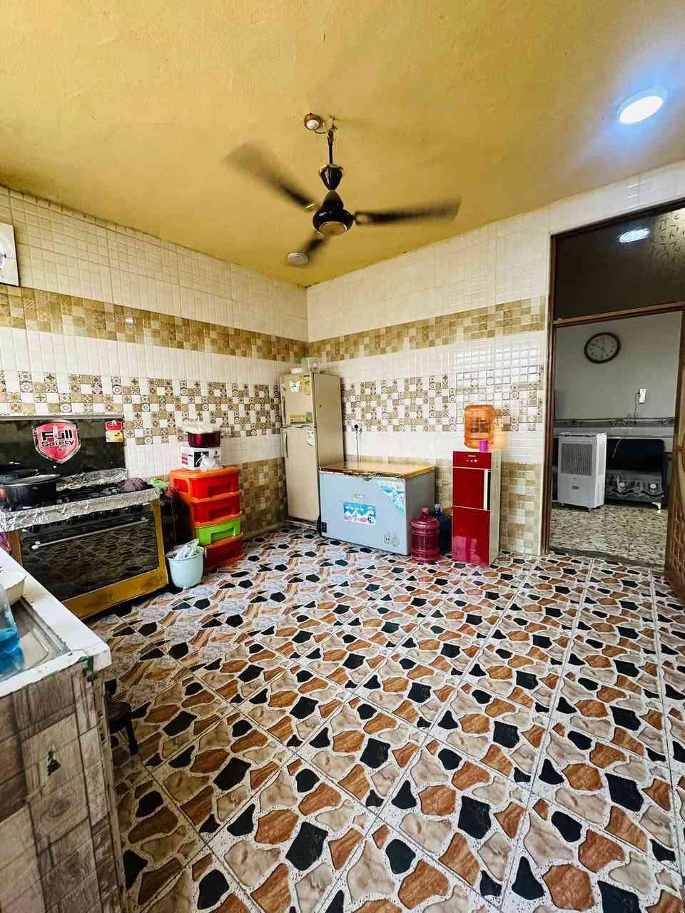 بيت للبيع مساحتها 320 متر نوع العقار زراعي يتكون غرفتين وصاله وكلدور وصحيات داخلية + خارجية بيت كامل أرضية بورسليم حديقة جانبية 120 متر  شارع تبليط خدمات كاملة مدارس قريباً على بيت العنوان منطقة الغليس قرب نبي الله ايوب على شط الحله طريق ديوانية حله سعر 65 وبي مجال بسيط.... ***********
