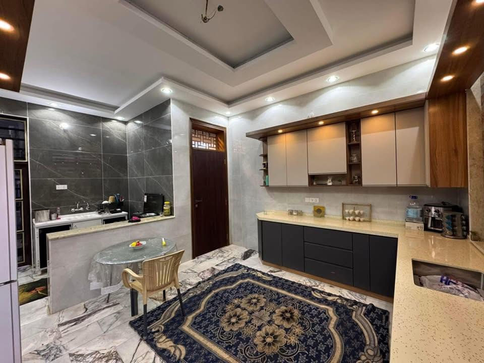 دار للبيــــــــــع
زويـــــــر الغربـــــــي

خلــــــف محطـــــــة بتــــــــه (شارع 10م تبليط) 

تقسيـــــــٰـم حسيــــــــن رضـــــــا الثانـــــــي 

           سنتر على شارع التقسيم الرئيسي

________________

المساحــــــة // 200م #طابـــــو #زراعـــــي #سنـــــد25 

الواجهـــــــــة // 10م

النــــــــــــــزال // 20م

________________

الطابــــــــــــــق الأرضـــــــــــــي

غرفـــــــــــة وصالـــــــــــة وهـــــــــــول ومطبـــــــــخ ومجـمـــــــــع صحيـــــــــات وگــــــــــراج وحديقــــــــــة ...

الطابــــــــــــــق الثانــــــــــــــــي

غرفتيـــــــــن وهــــــــــول ومجمــــــــــع صحيـــــــــات 

للأستفســـــــار عــــــن السعــــــــر يرجـــــــىٰ الاتصال

مكتب أملاك بابل للعقار

كرامه شارعً الضريبه مقابل التخطيط العمراني 

***********
