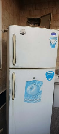 ثلاجة شبه جديدة • تبرد حيل • مخدوشة من ورا