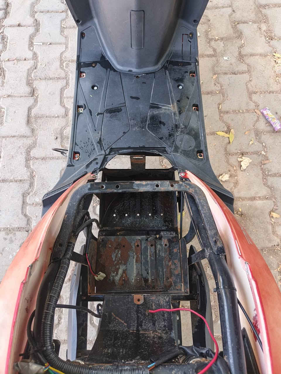 سلام عليكم عندي درجة للبيع شحن دون بطاريات كل شيء بيه شغال الرقم للستفسار ***********
