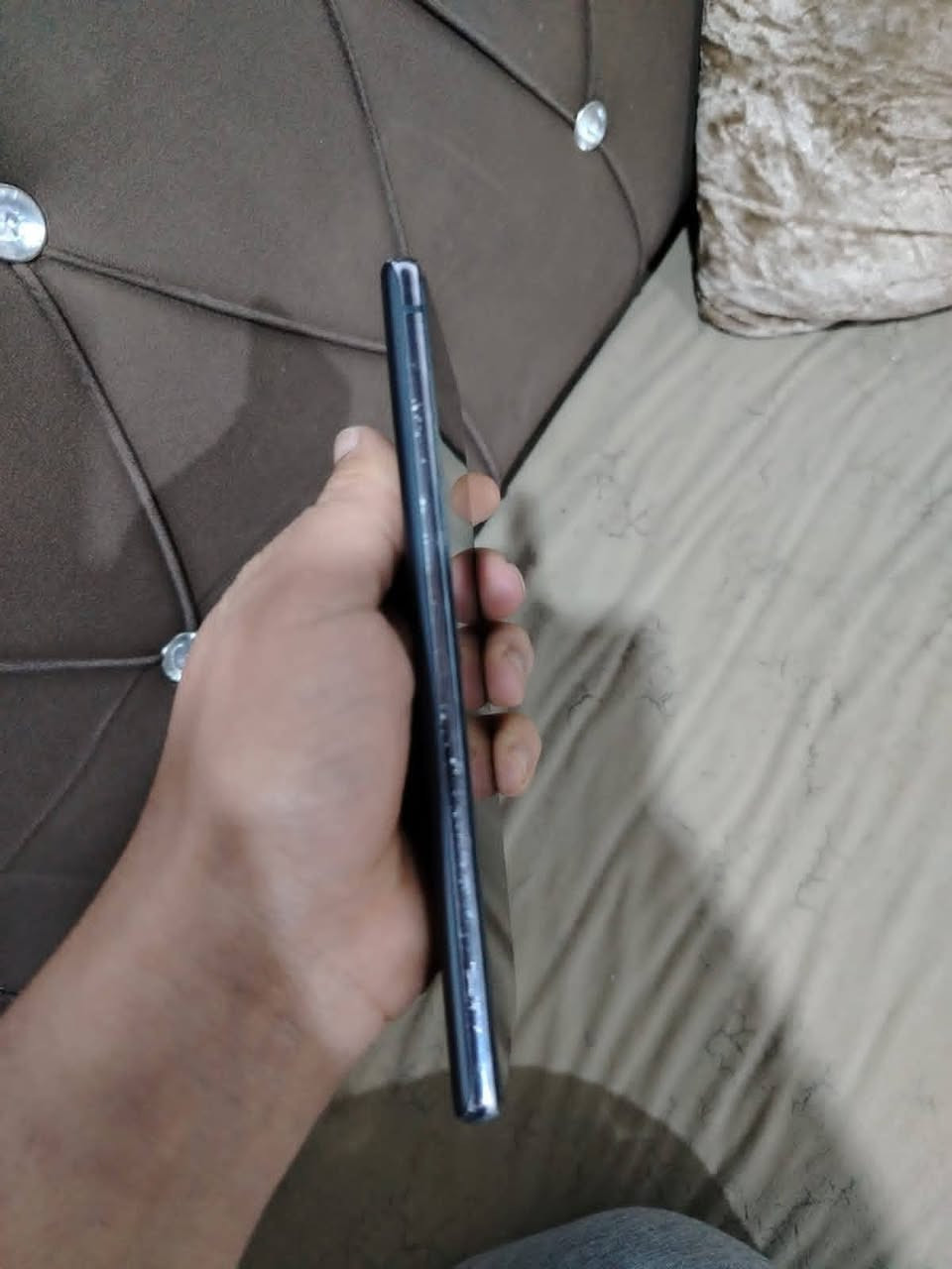 *********** سعر ١٨٥
سامسونج نوت 20 5g  ذاكرة 128 شاشة بيها دوت (نقطة سودة من فوك ومن جوا) مأشر علين باللون الاحمر وبي طبع صارله سنتين عندي ما وكفت شاشة شرط فحص سلاستها فوووول هاي نظافة شاصي ٨٠ بالمية بي خدوش خفيفه كاميرا تخبل بتصوير
