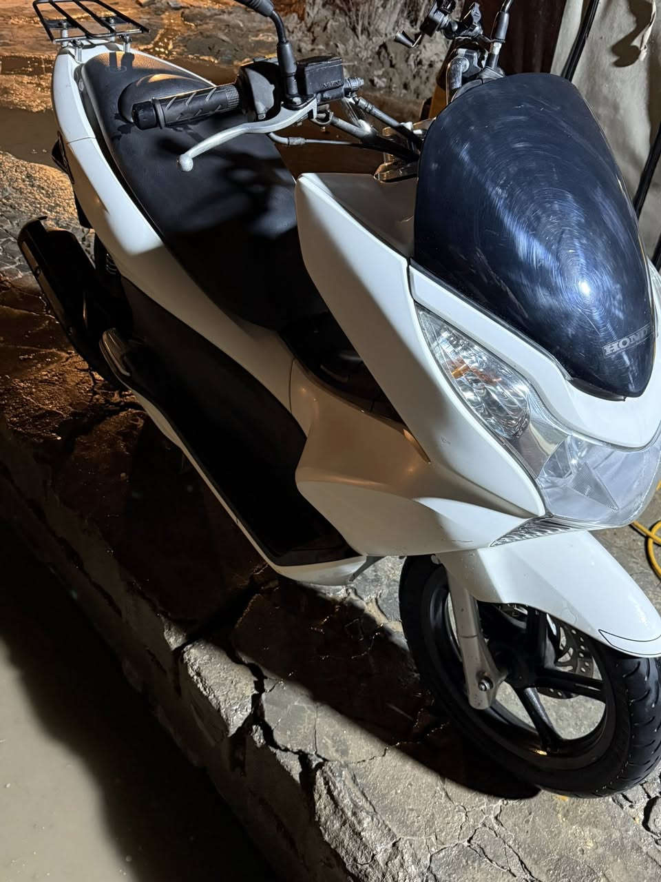 بي سي اكس رمبة ماشيه ٢٠٠٠٠ اني مستوردها اللون ابيض طافي اوراقها بأسمي حجم المكينه ١٥٠ سس اطفاء عند الازحام استاد كهرباء جنطه وبانزين كهرباء 
السعر ١٣ ونص بيها مجال قليل 
العنوان بغداد الغزاليه ***********
