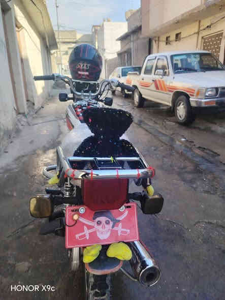 سلام عليكم شباب ماطور إيراني للبيع الماطور كلشي مابي شرط مكين الماطور ماناقصو اي شي فول نضافه كدام العين 2020السعر 500و بي مجال ***********
