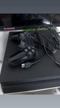 بلايستيشن 4 • حالة ممتازة • يد أصلية