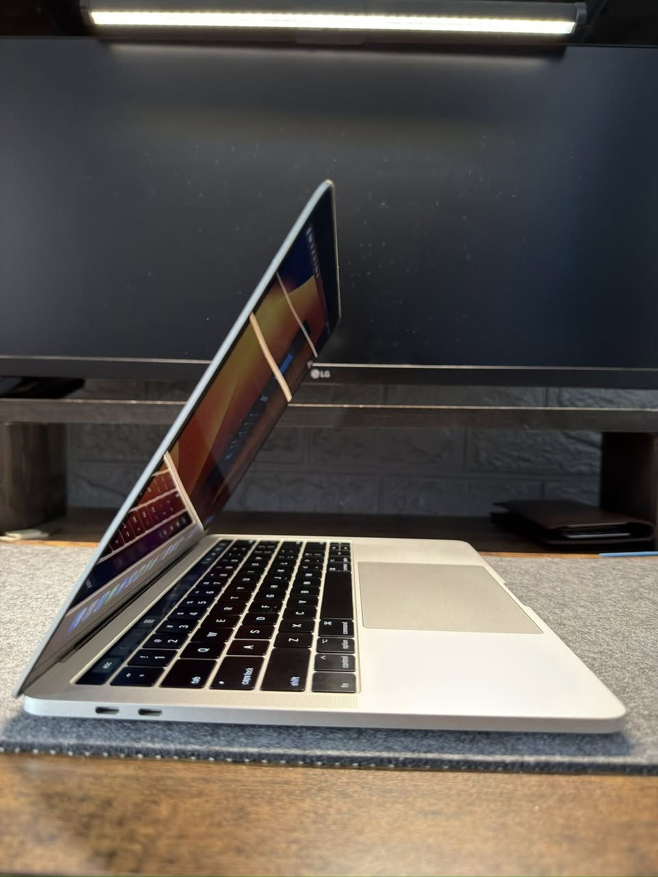 Macbook pro 2017 13inch
•16gb RAM
•256gb ssd ROM
•Tuch iD & Tuch Bar 
•3.1 GHz Dual-Core Intel Core i5
•Intel Iris Plus Graphics 650 1536 MB
•Battery service recommended 

‎ماك بوك نظيف جداً وقليل الاستخدام. السعر 450,000 . مع الشاحن الأصلي وحقيبة. التوصيل متوفر


**إذا كنت صاحب هذا الإعلان وتريد حذفه لأي سبب، رجاءا أرسل رسالة إلى الدعم الفني**