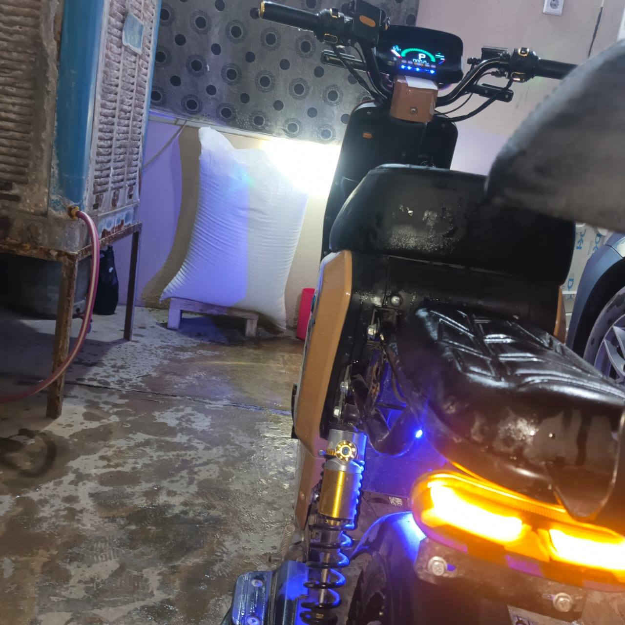 السلام عليكم درجة شحن R9 موديل 2026 للبيع مواصفاته تعرفونه بلوثوث بي وبصمة تشيغل  وبيها بك  والسرعه تقره 109 وحقيقي 70 مشتري قبل ٣ اشهر جديدة بعده بطارية  5 دبل ليثيوم السعر ٥٠٠ بي مجال 
***********
