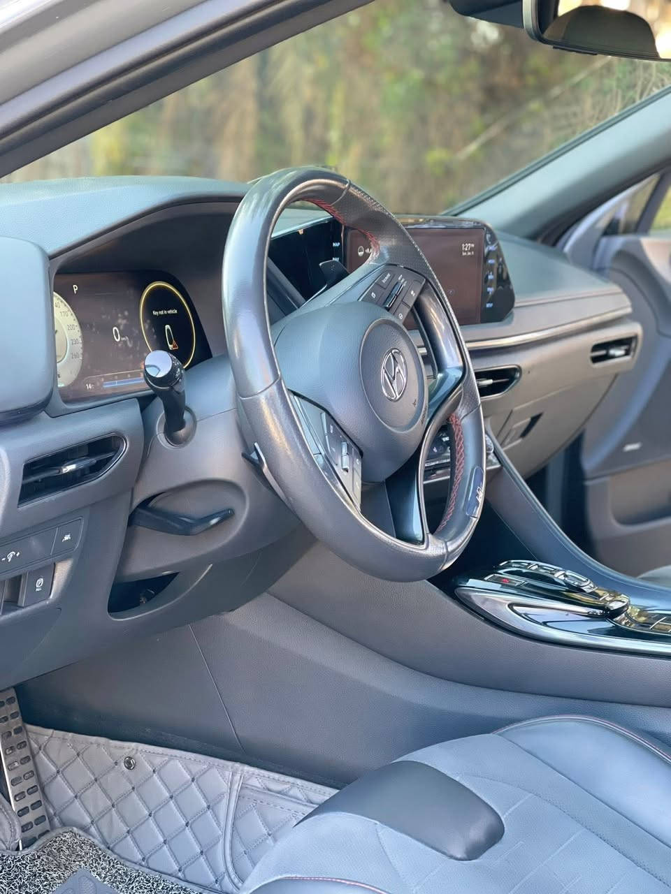 سوناتا  موديل 2022 Nline 🔥
لون اسمنتي 
مكينة 2.500 تيربو بيه شلعه كلش قويه
رقم بغداد سنويه نافذه ل2029

1-بانوراما ع طول السقف 
2-بصمة دخول ذكي 
3-انارة داخليه محيطيه متغيرة الالوان 
4-كير دبل كلج 8نمر
5-كشنات رياضي حاضن ومختوم N
6-تدفئة كشنات
7-كشنات جلد وكنتارا
8-سماعات عدد12 نظام BOSS
9-وضعيات القياده 4
 (NORMAL - SPORT - SPORT PLUS - CUSTOM)
10-انارة داخليه محيطيه 64 لون
11-ماسحات اوتو (بالامطار)
12-لدات اماميه
13-ويل مختوم N
14-اوتو هولد
15-لايت زنون
16-هاند بريك بصمه
17-نظام النقاط العمياء
18-شاشه دجتل كبيره
19-عداد الكترونيه متغيرة الالوان
20-نظام ترحيب
21-كرسي كهرباء
22-رادار امامي
23-رادار خلفي
24-رادار جانبي
25-مود درايف
26-تبريد بيانو
27-كروس تثبيت سرعه
28-شاحن وايرلس
29-شحن سريع
30- 4منافذ USB
31-شفتات ستيرن 
32-تشغيل عن بعد
33-قياده اليه

حادثها الي بامريكا بسيط كلش وبدلت الجاملغ الي هوه حادثها بجاملغ وكاله السياره بلادي وصار عندي طخه بالجاملغ الخلفي وراجعه BDR وبدون صبغ اهنا بالعراق موضحها بالصور
السياره ماشيه 73كيلو 

السعر 213 وبيه مجال 
متواجد فيس واتساب واتصال

***********
