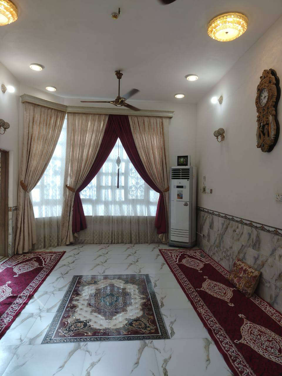 السلام عليكم 
بيت للبيع مطلوب مبادرة
وابيع عله المبادرة
طابو لمكان سوق الشيوخ
حي العسكري خلف مدرسة تونس
المساحة 200
البناء طابوق
يحتوي على غرف 2
واستقبال 
وصالتين
ومطبخ
ومجمعات صحية داخليه و خارجيه
ومناور 2

للاستفسار هذا رقمي
***********
