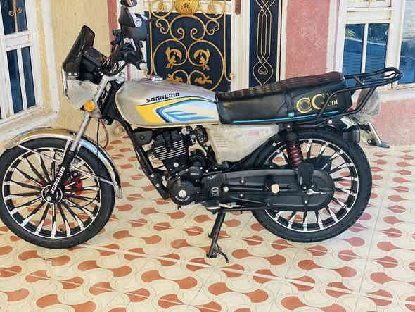 السلام عليكم دراجه للبيع سافان سونك موديل 26 زيرو زيرو صار 15 يوم من طاله من الوكيل بصمات ثنين تشقيل عن بعد مكفوله حتى من الشخط أوراق بغداد المكان واسط العزيزيه الاستفسار ***********
