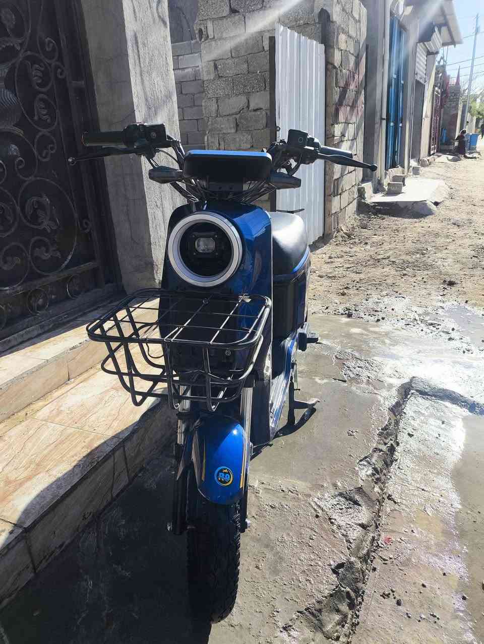 السلام عليكم عندي دراجه شحن R9 للبيع فول مواصفات موديل 2025 مكاني بغداد  شعب حي البساتين دراجه نوع ويلي 

المواصفات:
--بطاريه ما مبدله مختومه ختم ويلي 
--شاشه رقميه مقياس (شحن - سرعه ـ امبير)
-- بيها سماعات نظام بلوتوث صوت عالي 
--ليتات LED قوي جداً 
--تجي بيها سله 
دراجه كامله وجديده مستعمله فقط 5اشهر
ومال بيت
للتواصل على الصفحه او على الرقم ***********
السعر 380 وبيها مجال بسيط
