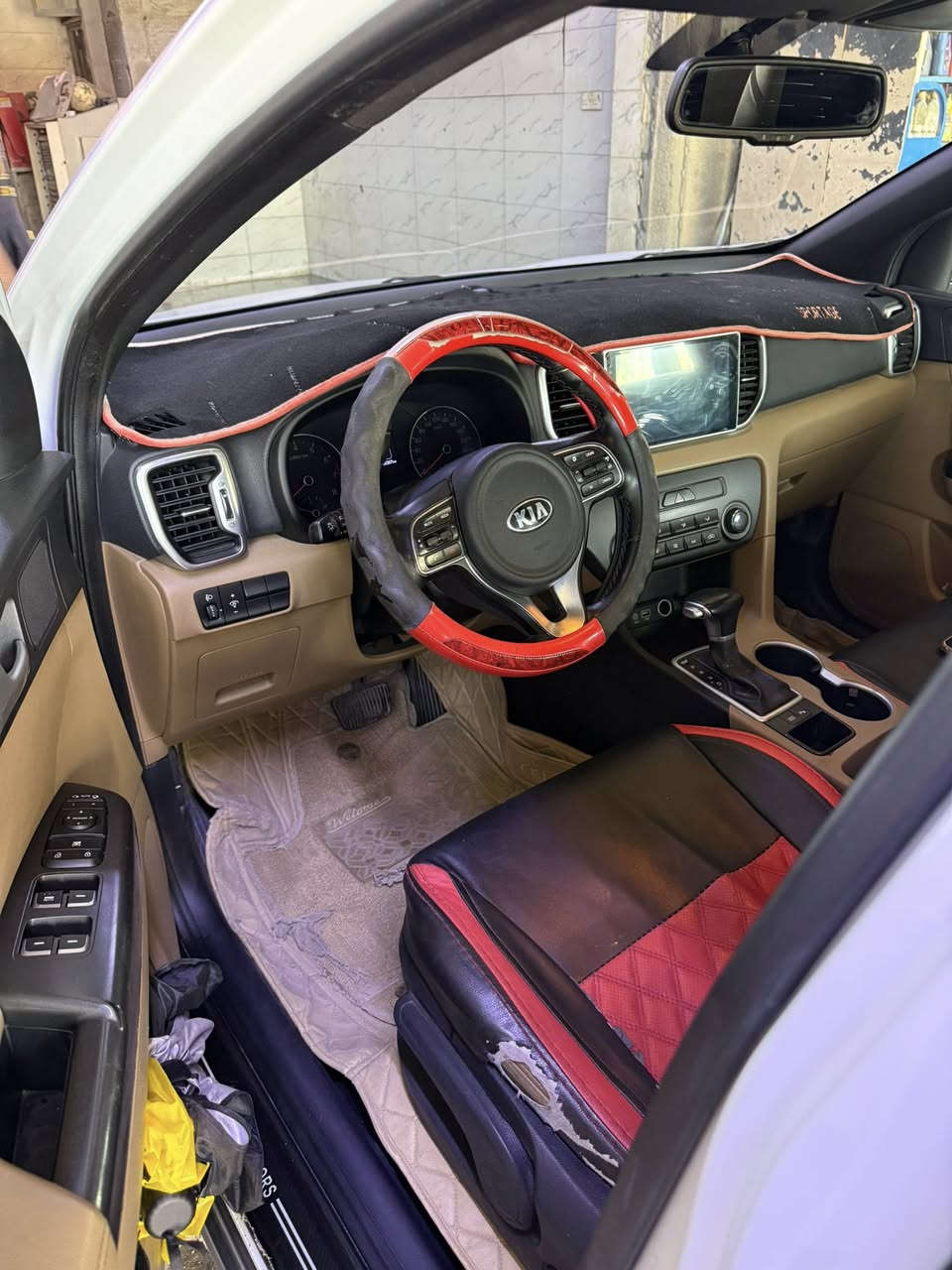 السلام عليكم سبورتج  خليجي أربيل
مواصفات عادية
السيارة باسمي 
مكفولة من صبغ وبارد 
ماشية 95
حدادية جديدة
السعر 175 وبي مجال
***********
