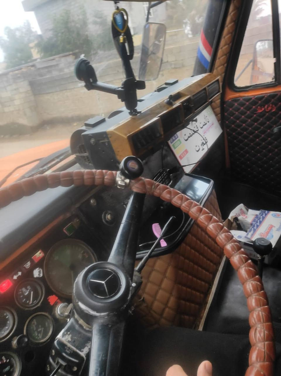 سلام عليكم مان 82 رقم جديد إنكليزي شرط تحويل 
مكينه كير اكسن مكفولات...
شاصي مكفول بس يم الجعمقه..
تبريد شغال...
دوشمه داخل جديد كهربائيات كلها شغاله
تخم تاير...
الاستفسار أتصل ***********
