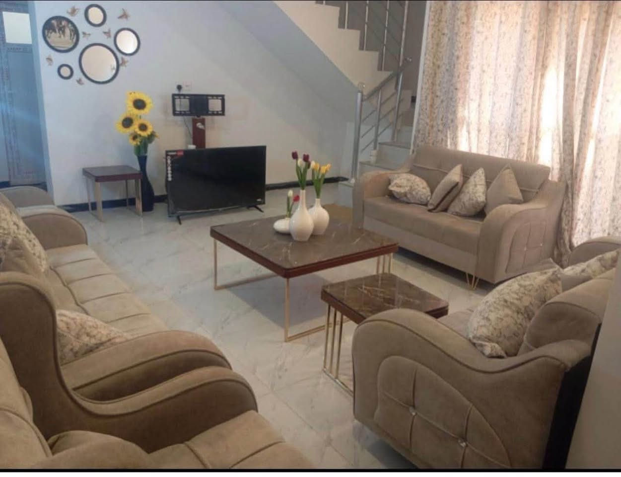 دار للبيع مطلوب مبادرة 
300 م 
ركن جديد 
داخل مجمع الزهراء السكني 
يحتوي ع اربع غرف نوم وصاله ومطبخ وحمام واستقبال 
بيع او مراوس
البيت جديد ومرتب 
للاستفسار 
***********
مكتب أملأك للعقار العروبة شارع المتحف
