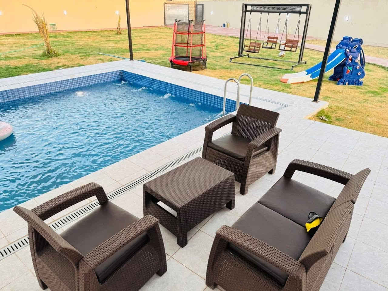 مزرعة رقم (1 ) في منطقة البوعيثة موثقة بتطبيق أجرلي شركة المصطفى للمسابح

السبت / صباحي مسائي
الاحد / صباحي مسائي
الاثنين / صباحي مسائي
الثلاثاء صباحي مسائي
الاربعاء صباحي مسائي
الخميس صباحي مسائي
الجمعة/ صباحي مسائي
للحجز واتساب/ ***********
