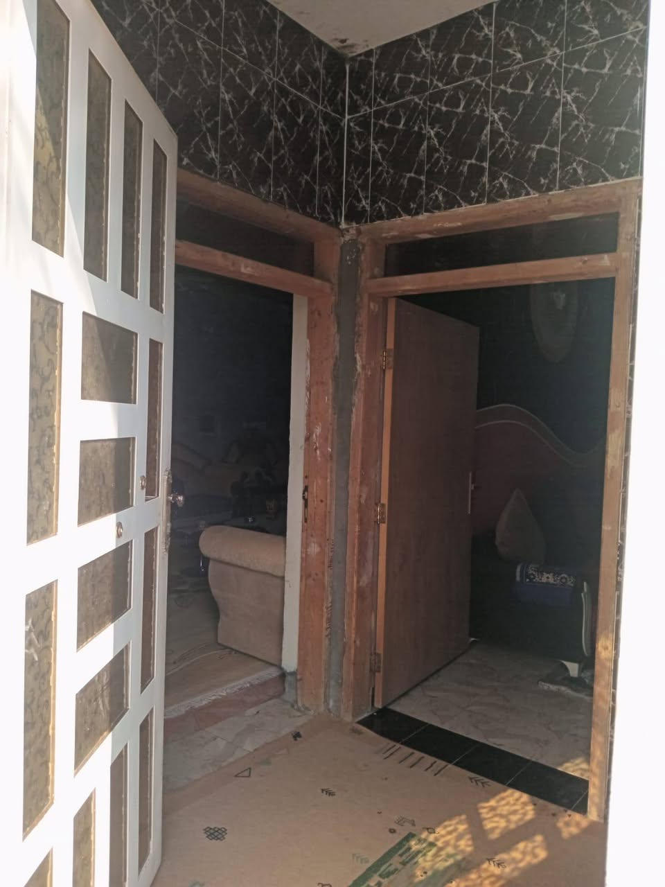 بسم الله الرحمن الرحيم
بيت البيع  في حصيبه الشرقيه قرب اسواق الخير البيت متكون من مطبخ حار بارد وصابه كبيره وديوانيه وغرف عدد 2 طابق الارضي حمامات عدد 2
الطابق الثاني غرف عدد 2وصاله وحمام 
وحديقه وصحيات خارجيه 
بناء حديث البيت بنائه طابوق 
المساحه الارض 600متر 
مساحت البناء 200متر 
السعر 200 مليون وبي مجال التواصل والستفسار ***********
وات ساب او تصال @إشارة
