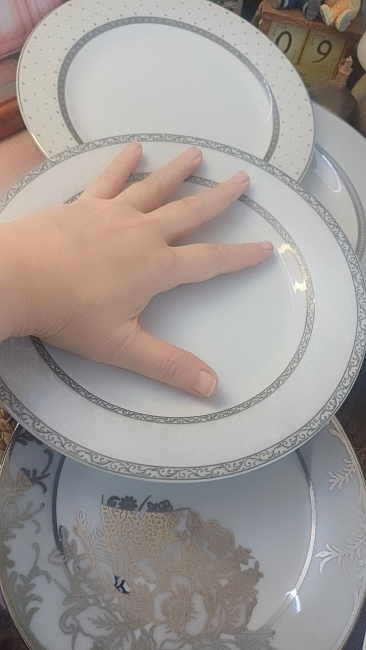 💖 جمااااال الابيض المطعم بالفضي الامع 💖💖💖
منسف قياس ٢٧ سم ب٣٥٠٠
٢ صحون تقديم قياس ٢٣ سم. القطعة ب٢٠٠٠
و٣ صحون حلاوة ب٢٠٠٠ فقطط 
الي يعرف بالماركات راح يفهم جمال هذه القطع الانيقة الفاخرة 🦚🦚🦚🦚
للحجز المراسلة على الخاص 
توصيل جميع محافظات العراق


**إذا كنت صاحب هذا الإعلان وتريد حذفه لأي سبب، رجاءا أرسل رسالة إلى الدعم الفني**