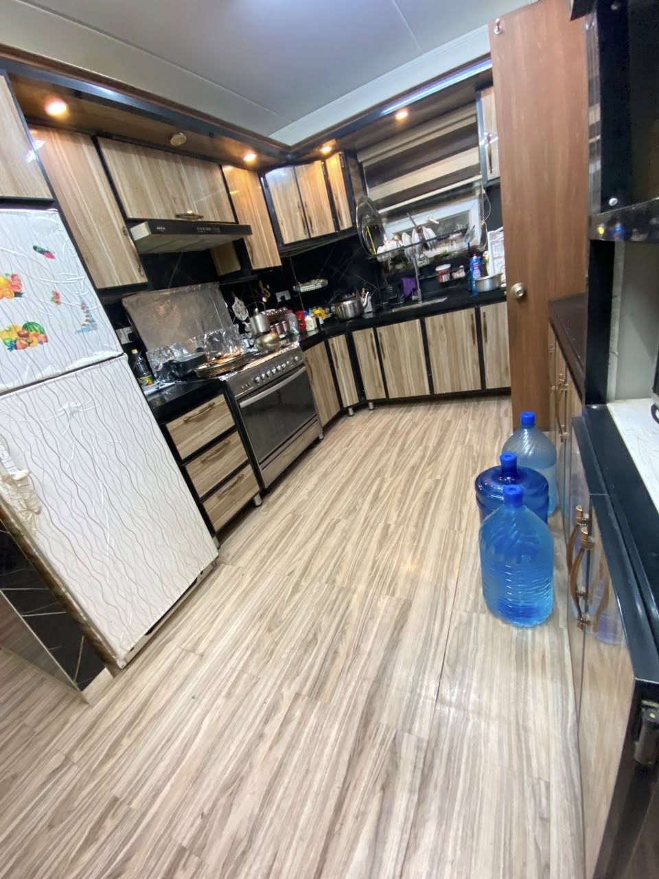 للبيع 120 طابق اول بلوكA9  مدفوعه الثمن بل كامل تحويل 750 مع كاونتر وديكورات 
***********
