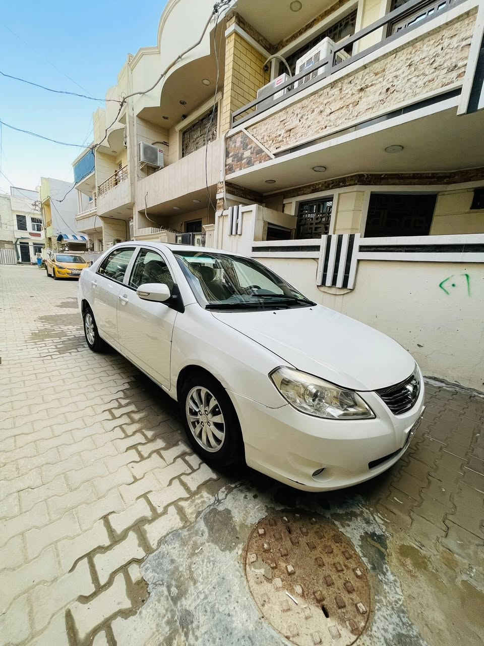 السلام عليكم BYD G3 مديل 13 مواصفات معروفه ماشيه76 اصل كير ومحرك بلاد كير اوتو السياره بدون حادث لا لغد ولا شاصي بيها طخات بسيطه السياره بدون نواقص عنوان بغداد السعد 55 وبي مجال ***********
