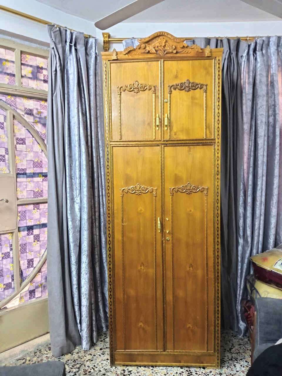 السلام عليكم غرفة اخشاب تفصال غرفة جبيرة وضخمة واستعمال قليل كنتور ٦ قطع وزاوية قطعتين بدون ضرر العنوان مدينة الصدر الرقم *********** السعر مليون و٥٠٠
