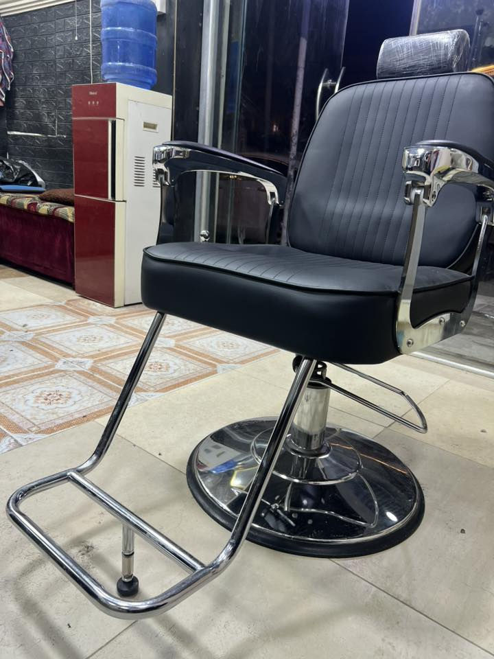 السلام عليكم عندي غراض محل حلاقه للبيع كراسي عدد 2 مري عدد 2 ميز بسعر مناسب ‭‭0770 627 1739‬
