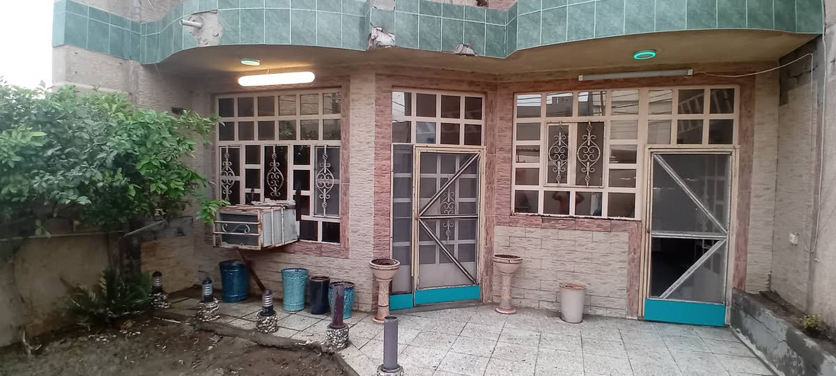 السلام عليكم 
بيت مساحة ١٥٠ متر الواجهة ٧ونص متكون من كراج وحديقة ومدخلين واحد عالمطبخ والثاني إستقبال +منورين وخدمات وغرفه وحولي درج الطابق الثاني غرفتين +خدمات ومخزن صغير +سطح اول وسطح ثاني على طول البيت 
البيت فقط تبديل ارضيه وصبغ  للبيت داخل وخارج 
ملاحظة البيت طابو المكان حي الشرطة نهاية شارع البريد المربع الأخير البيت حلو ومساحته حلوه شوفو  الصور وبالعافية عالياخذة اخوان السعر( ٤٣٥ مليون) للاستفسار اتصل على هذا الرقم 
*********** ابو حيدر
