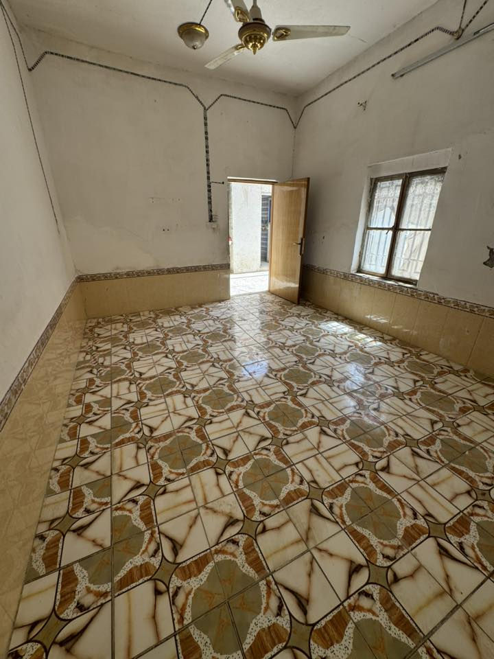 🏡 بيت للبيع طابو صرف نضيف

📍 الموقع: شارع جامع حجي أمير

📐 المساحة: 125 متر/الواجه 10م نزال 12/5م

🏠 البناء: نظيف والسقف عكادة

✨ التفاصيل:

• غرفتين 

• صالة

• استقبال مطبخ تخاريج 

• خدمات

📞 للاستفسار:***********
