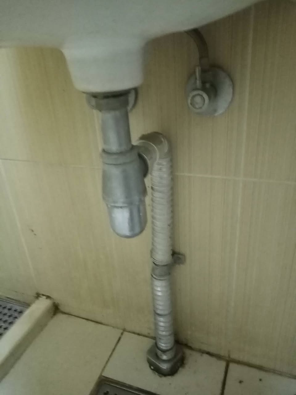 تأسيسات صحية وكهربائيةعامة ربط سخانات وجميع الخلاطات والأنابيب ***********
