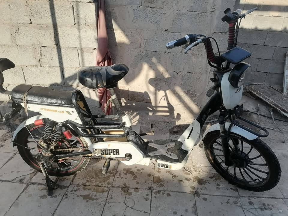 دراجه شحن للبيع الحجم الكبير
نقصها بطاريه وصجم البل مكينه فالت
ب ٨٥ وبيها مجال بسيط  
*********** واتساب
