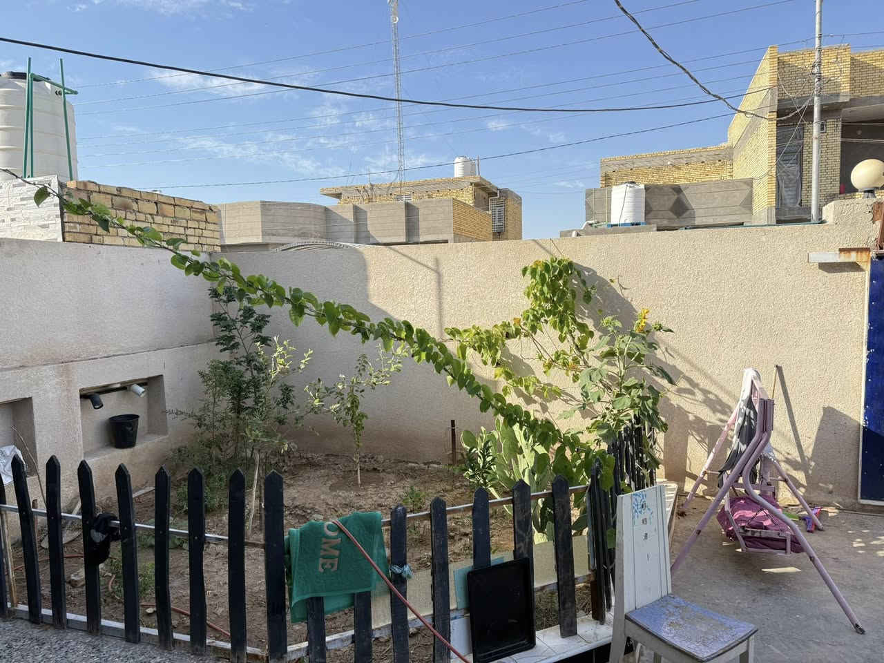 الدار للبيع
مساحة ٣٠٠متر طابو كونكريت مسلح بناء حديث

حي السياسيين شارع المحكمة

يحتوي على٤ غرف

 ٢ غرف كبيرة مع سويت لكل غرفة

و٢غرف صغيرة + استقبال +كراج كبير

+حمامات داخلية وخارجية. 

للاستفسار اكثر التواصل مع صاحب الدار

***********
