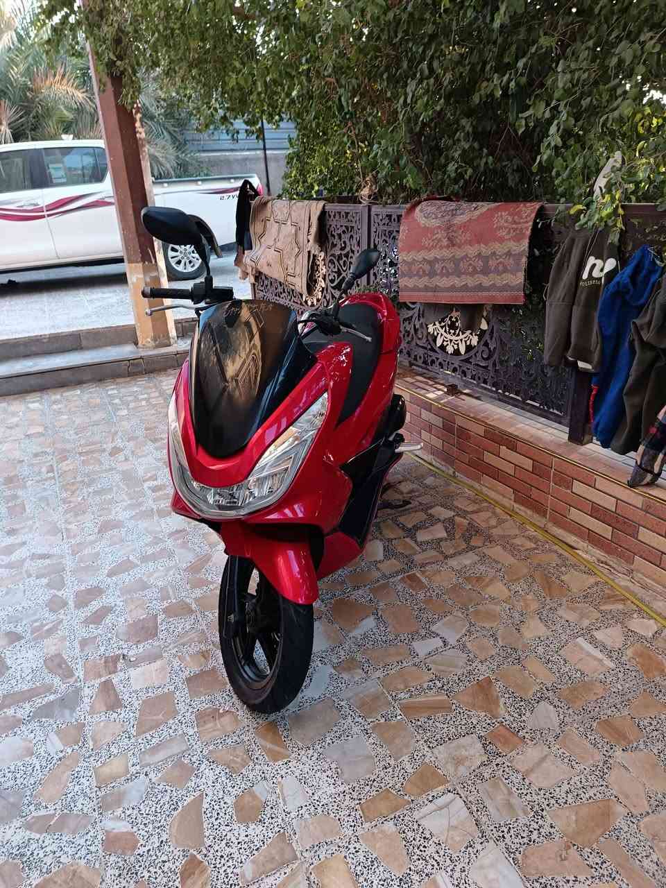 سلام عليكم pcx جيل ثاني ياباني  مكينه ناعمه شلعه معدل فول كهربائيات كلها شغاله حساس زدحام حساس ستان الدراجه مال جناي خير من الله العنوان بغداد الشراي يتصل *********** السعر 10ونص
