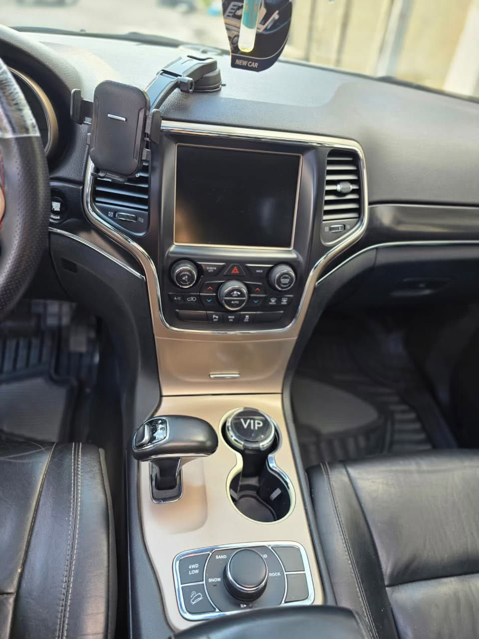 جيب  2014 جراند شيروكي لمتد 

‏Grand Cherokee 3600 / LIMITED

المواصفات  

فول عدا الرادار  الامامي 

‏ 4x4 فور ويل 

ماوس 

سقف فتحة

شاشة كبيرة كامرا  دوارة  

حساسات خلفيه

ستيرن كهرباء  + تدفئة

كراسي جلد كهرباء امامي سائق + راكب 

كراسي امامي تدفئة

كراسي خلفي تدفئة

مرآة وسطية + سائق معتمة

صندوق كهرباء 

تشغيل عن بعد 

كير طيارة 8 +س سبورت+شفتات

سستم صوت  12 سماعة بلادي

و باقي المواصفات الستندر

سعرها 215وبيها مجال كلش بسيط

نسبة نظافة الغرفة 80%

نظافة الهيكل الخارجي 90%

كير والمحرك والصدر جديد

رقم السيار اربيل مميز دولي بسمي  تحويل  ثاني يوم  

للاستفسار هذا رقمي  

***********

مكان السياره كركوك بية كوبون بنزين 

بدون ضرر جاملغ امامي سرقه واحد 

ونص باب بلعراق انصبغ
