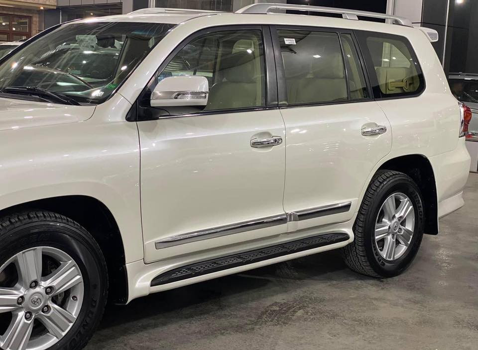 لاندكروز 2013 بريم رقم بغداد مكفولة كفاله عامه حتى الدعاميات  اصلية فول مواصفات 
٨ ايرباك
٣ قطع تبريد
كشن كهرباء
كشن جلد
فتحه سقف  
تخم تاير جديد 
وكل موصفات البريم 
داخله صيانه دهن وفلاتر ما تصرف ربع دينار 
ماشية ١٦٦الف 
مكينة ٦ سلندر ( مكينة وكير بلادي ما مفتوحات ) 
مكان السياره ديالى 
للاستفسار الاتصال على ***********
