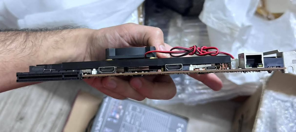 سلام عليكم شباب طلعلي من هذا الكرت با امازون
Xilinx Kintex-7 FPGA PCIe احترافي

كرت متطور مخصص للاستخدامات الهندسية والاحترافية، يعتمد على شريحة Kintex-7 XC7K420T ويوفر أداء عالي لمعالجة البيانات والاتصالات. يدعم PCIe x8 ويحتوي على 4 منافذ SFP+ بسرعة 10Gb، إضافة إلى رام DDR3 من سامسونك (قطعتين) مع تبريد بمروحة ومشتت حراري.

مناسب لمشاريع FPGA، الشبكات السريعة، السيرفرات، والأنظمة المتقدمة ذات الأداء العالي.

متوفر للبيع***********
