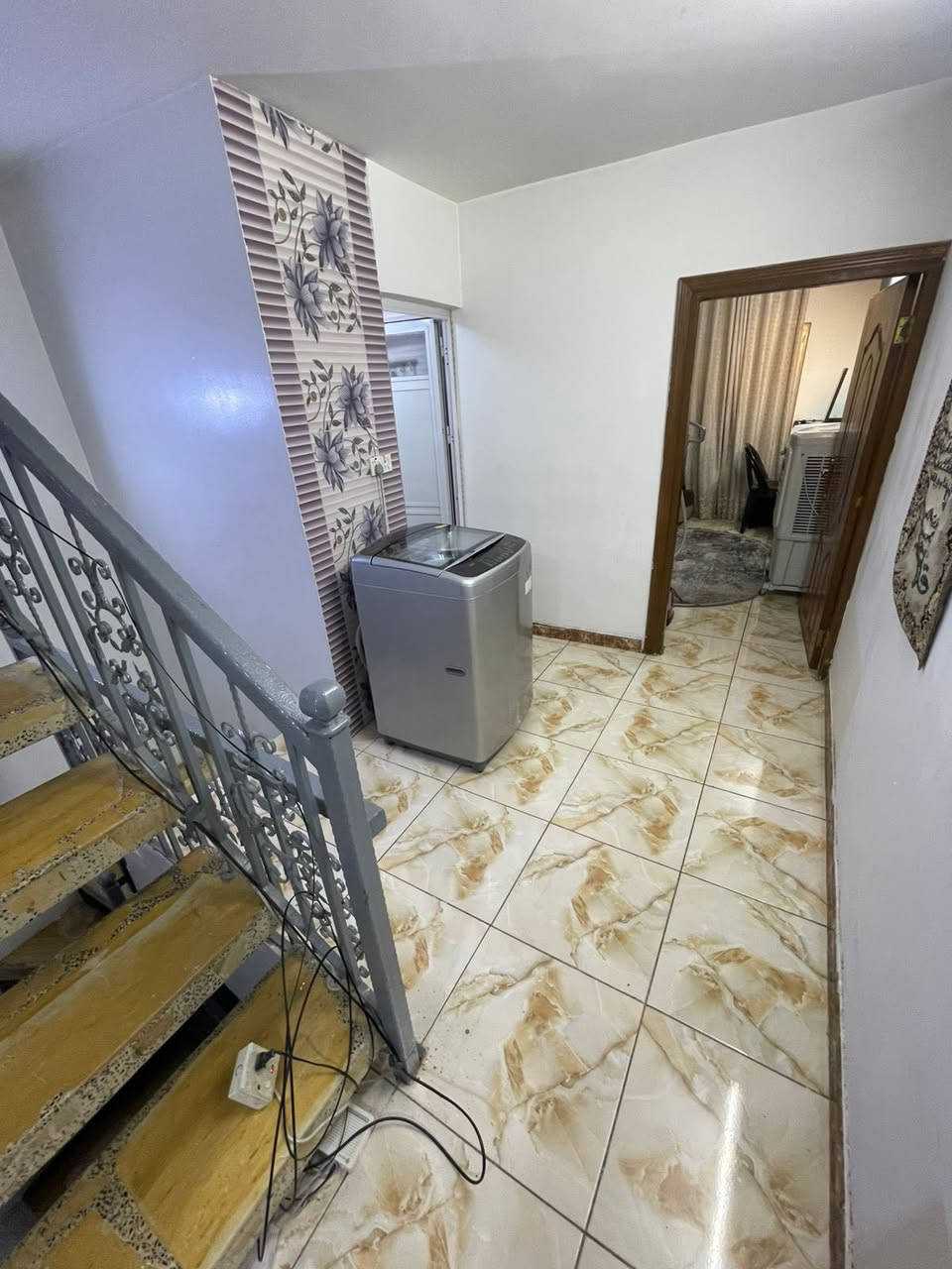 بيت للبيع مساحة 90 متر
العنوان حي القاهرة ناجي عواد 📍
يحتوي على طرمة صغيرة-استقبال-مطبخ حار-مطبخ بارد-درج حولي ومنور وخدمات وغرفة نوم 
طابق ثاني 3 غرف نوم مع لخدمات وحده من لغرف سويت والسطح بيتونه مع غرفه مخزن
للاستفسار اكثر: ***********☎️
