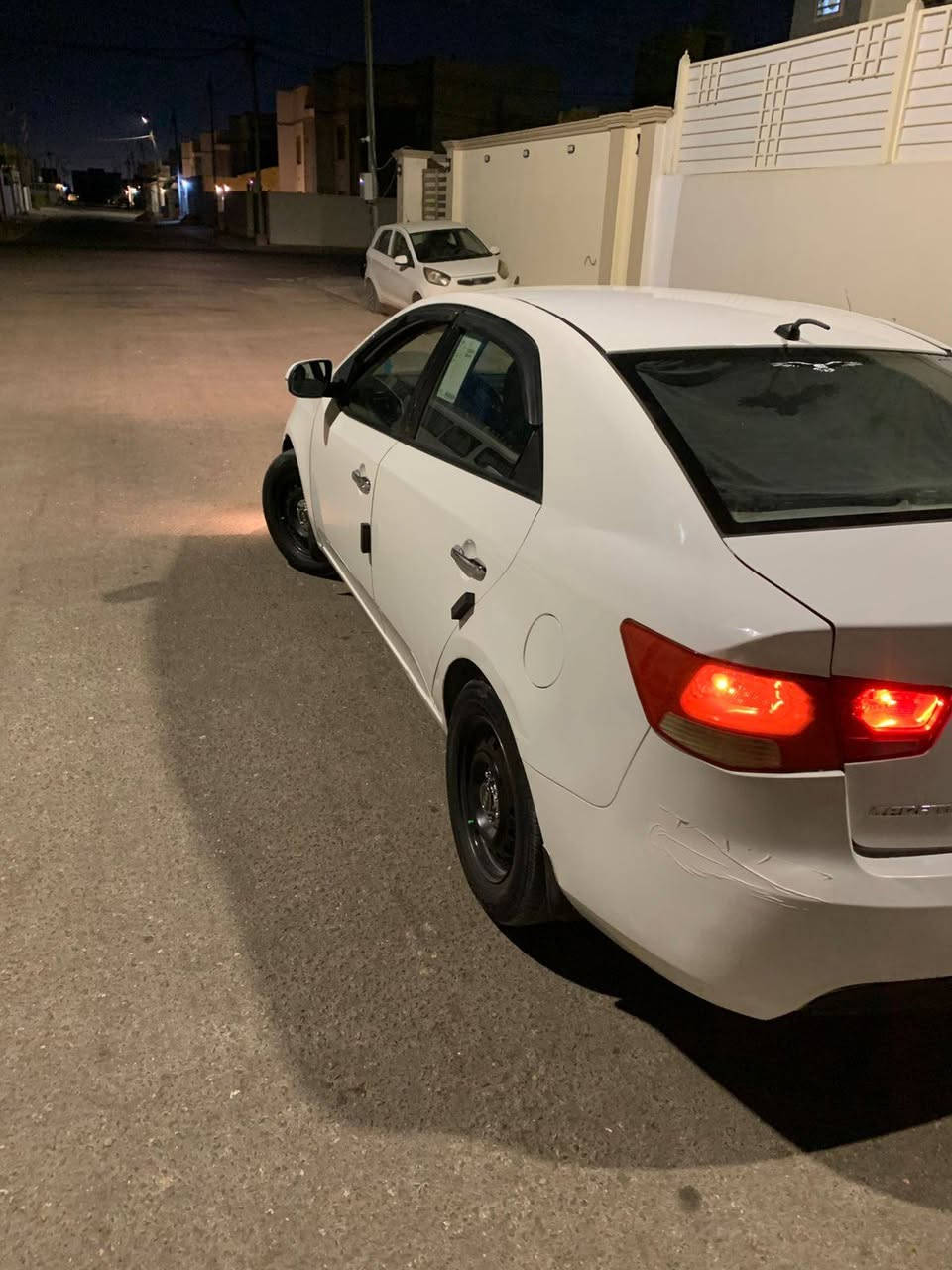 سيارتو 11
مكينه 1600 
سياره حلوه بيه بنيد وجاملغ والفخذ معمر 
حداديه خير من الله وبيه كارت مكانين مكينه بيه رواجز باقي السياره كفاله رقم سليمانيه تريد وكاله تريد تحويل ترايك 140 سياره جاهزه مكان نجف سعر 78 وبيه مجال
***********
